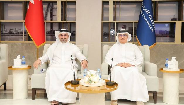 وزير “الصناعة” يزور “غرفة البحرين” ويؤكد تعزيز الشراكة مع القطاع الخاص