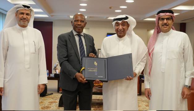 رئيس غرفة البحرين يبحث تعزيز التعاون التجاري مع سفير ليسوتو والقائم بأعمال السفير التونسي