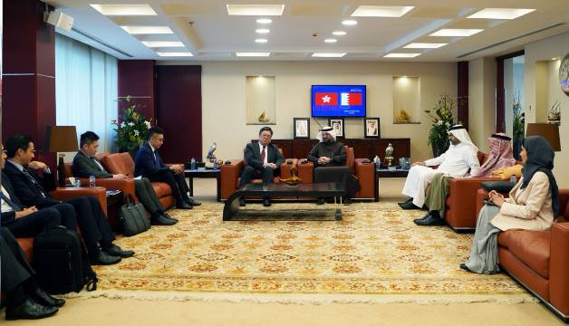 خلال استقباله وفداً رفيع المستوى من هونج كونج برئاسة السيد ألجيرنون ياو وزير التجارة والتنمية الاقتصادية،،  ‎النائب الأول  لغرفة البحرين: نؤكد على ضرورة بناء جسور تجارية جديدة بين البلدين لفتح آفاقا أكبر للتعاون