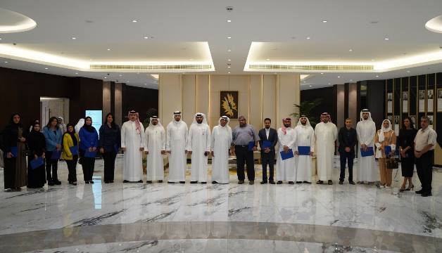 غرفة البحرين وجمعية الصحفيين البحرينية تكرمان المشاركين في برنامج " الارتقاء في الأعلام الاقتصادي "