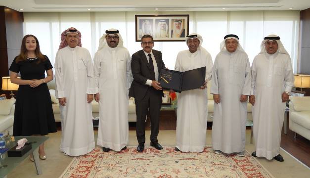 Chairman of the Bahrain Chamber receives Tunisian Chargé d'Affaires, discusses business ties