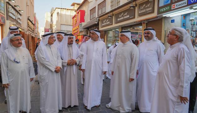 مجلس إدارة غرفة البحرين يطلع ميدانيًا على أوضاع واحتياجات سوق المنامة ويستمع إلى مرئيات التجار