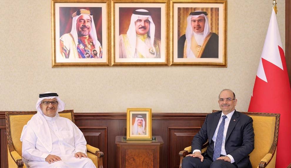 وزير العمل ووزير الشؤون القانونية يستقبل رئيس غرفة تجارة وصناعة البحرين